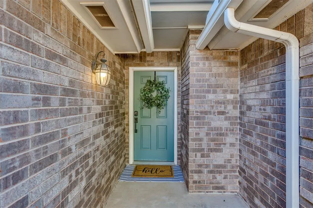 Photo 2 — 704 Gregg Court, Yukon, OK 73099