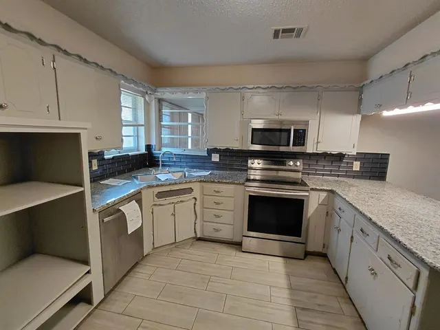 Photo 5 — 8916 S Country Club Drive, Oklahoma City, OK 73159