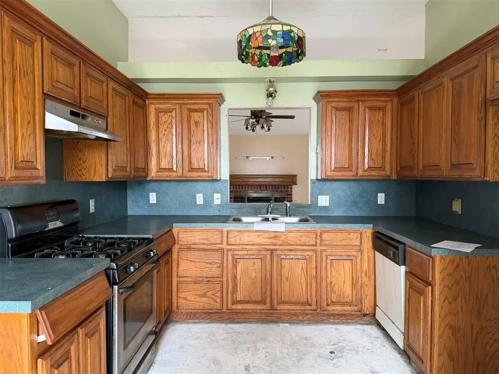 Photo 2 — 900 Banff Court, Yukon, OK 73099