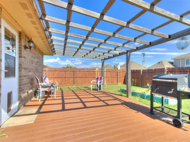 Photo 4 — 332 W Tecumseh Meadows Drive, Norman, OK 73069