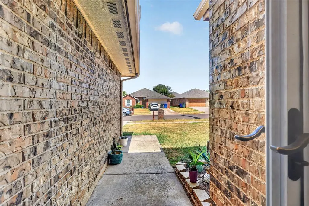Photo 5 — 332 W Tecumseh Meadows Drive, Norman, OK 73069