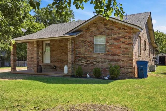 Photo 4 — 605 SW 7th Street, Lindsay, OK 73052