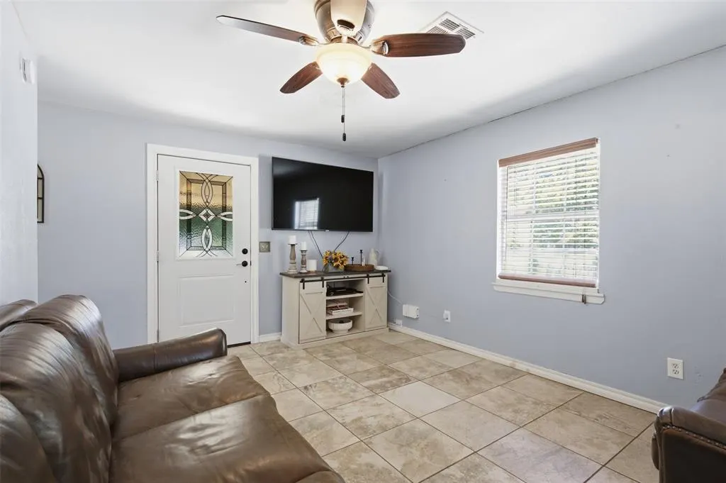 Photo 5 — 605 SW 7th Street, Lindsay, OK 73052