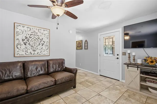Photo 3 — 605 SW 7th Street, Lindsay, OK 73052
