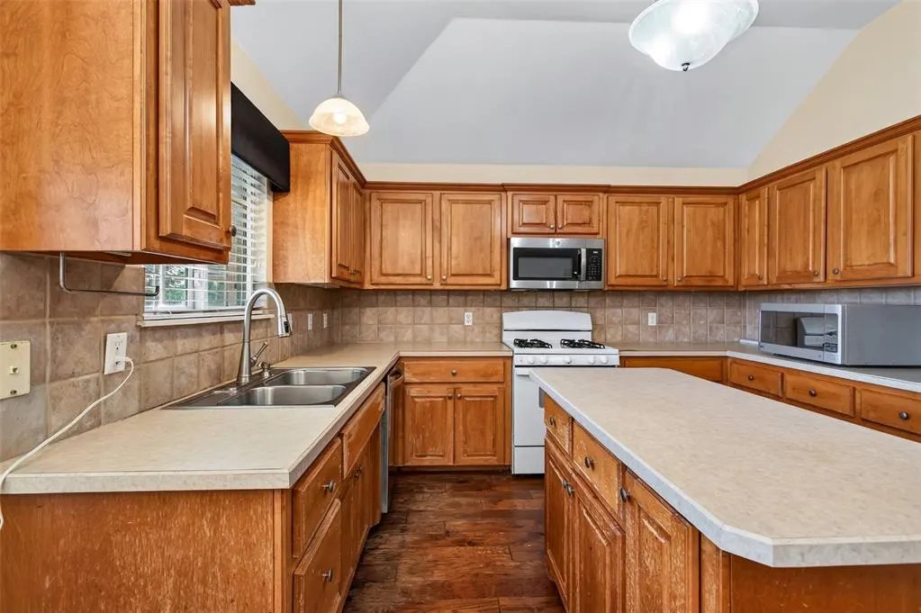 Photo 12 — 1721 Fawn Valley Lane, Edmond, OK 73003