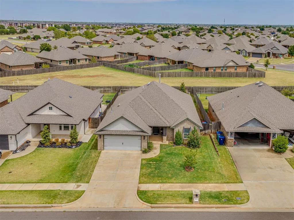 Photo 2 — 18512 Winamack Road, Edmond, OK 73012