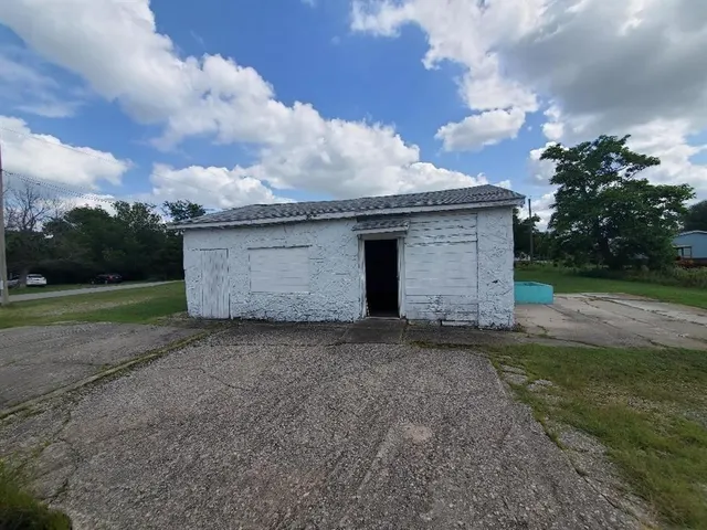 Photo 2 — 225 E Columbia Street, Okemah, OK 74859