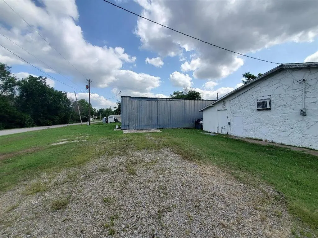 Photo 8 — 225 E Columbia Street, Okemah, OK 74859