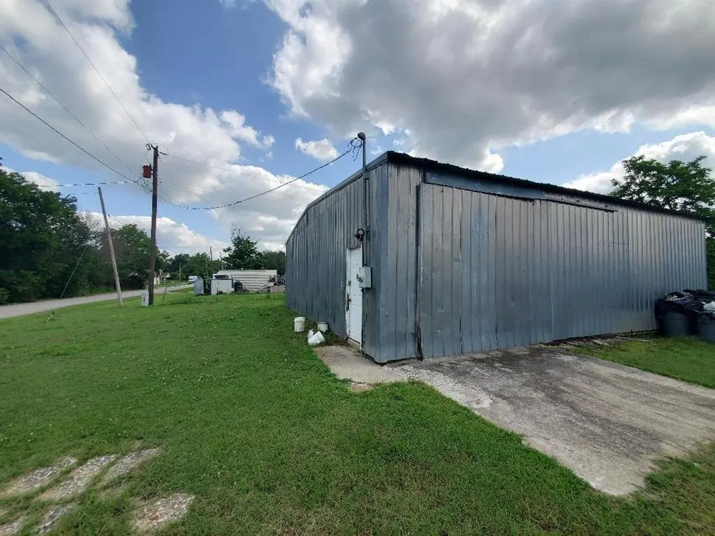 Photo 9 — 225 E Columbia Street, Okemah, OK 74859
