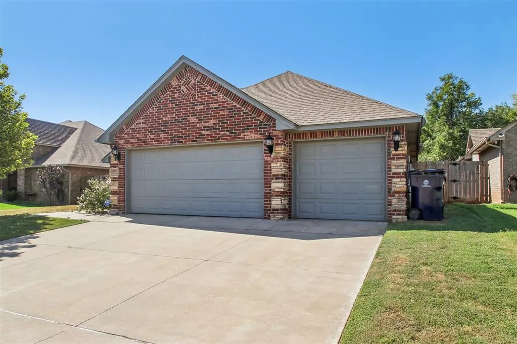 Photo 2 — 10920 SW 36th Street, Yukon, OK 73099