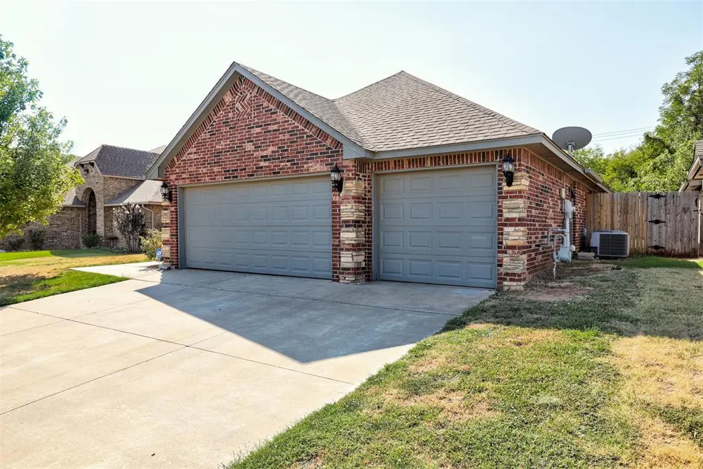 Photo 2 — 10920 SW 36th Street, Yukon, OK 73099