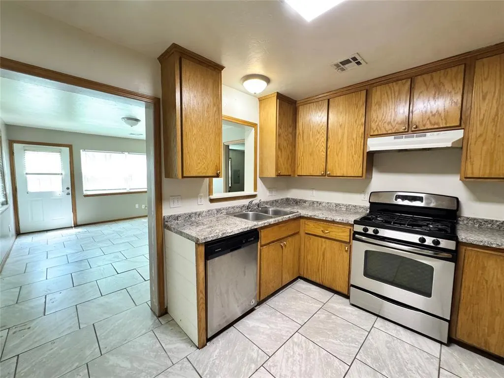 Photo 2 — 2411 N Clarke Street, Choctaw, OK 73020