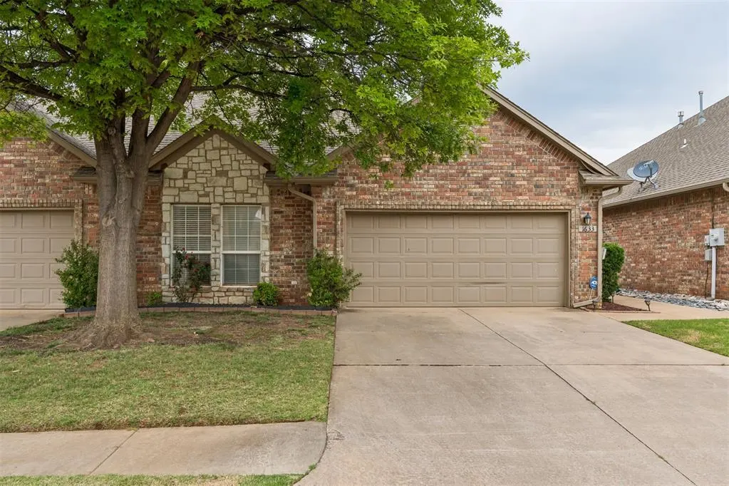 Front exterior — 1633 Laurel Place, Edmond, OK 73003