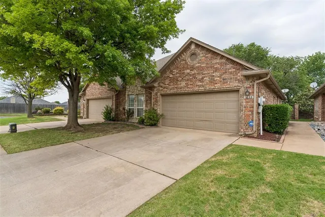 Photo 2 — 1633 Laurel Place, Edmond, OK 73003
