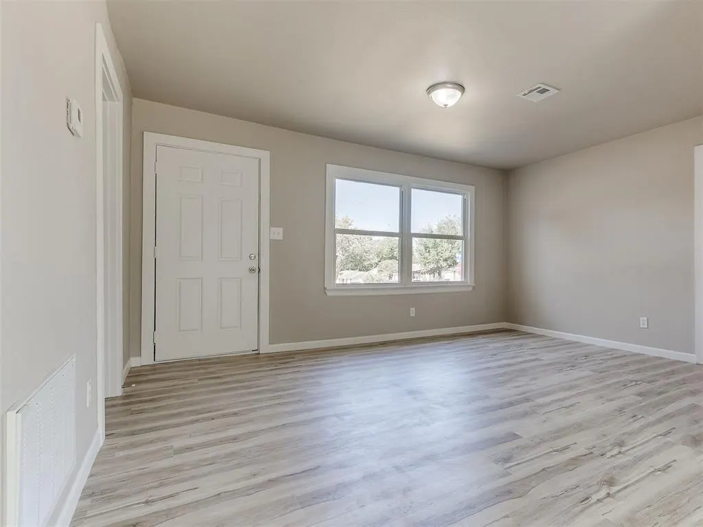 Photo 2 — 1116 Hickory Lane, Oklahoma City, OK 73110