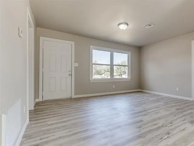 Photo 2 — 1116 Hickory Lane, Oklahoma City, OK 73110
