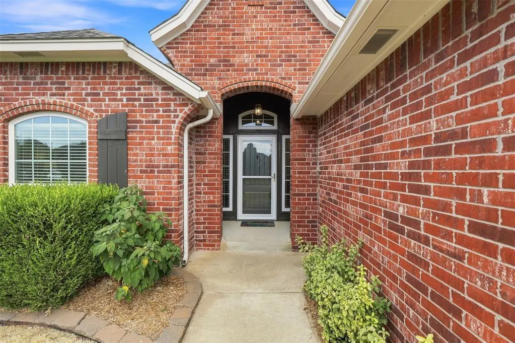 Photo 3 — 17308 Serrano Drive, Oklahoma City, OK 73170