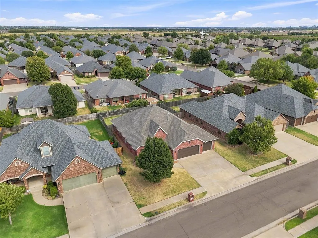 Photo 5 — 17308 Serrano Drive, Oklahoma City, OK 73170