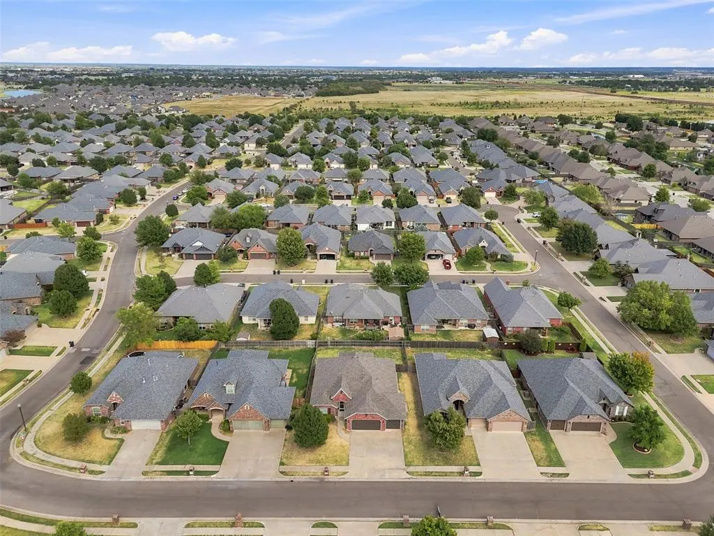 Photo 7 — 17308 Serrano Drive, Oklahoma City, OK 73170