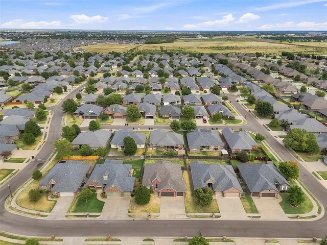 Photo 7 — 17308 Serrano Drive, Oklahoma City, OK 73170