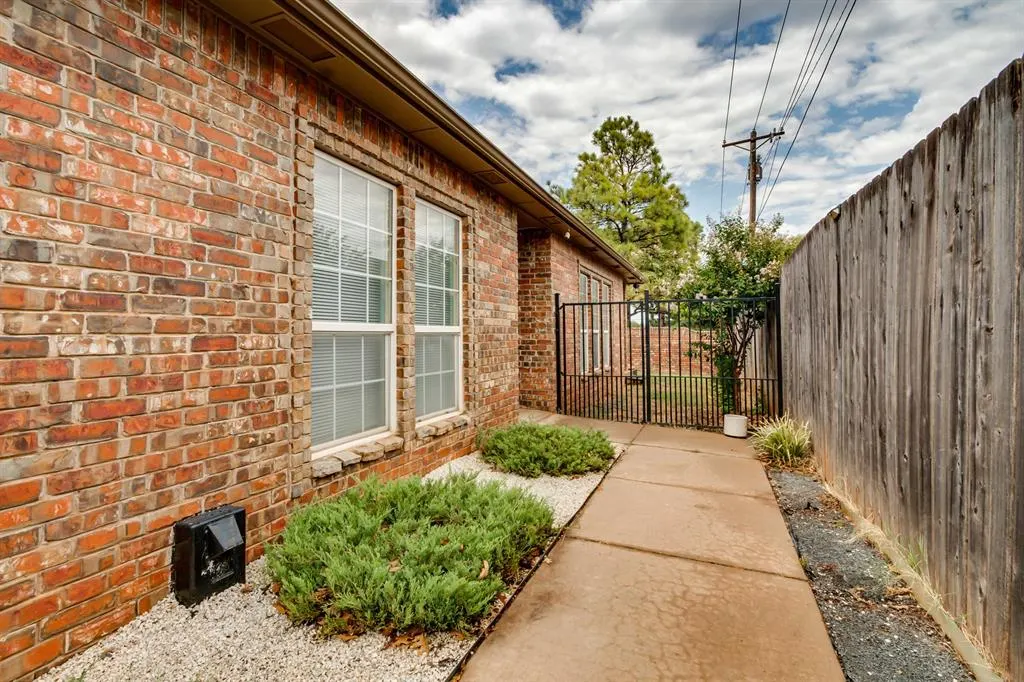 Photo 2 — 1601 Laurel Place, Edmond, OK 73003