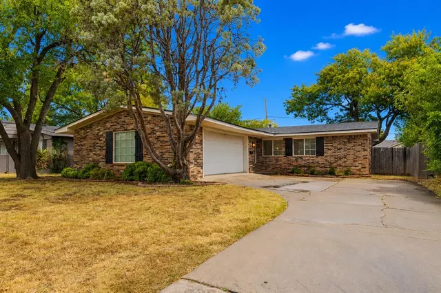 Photo 2 — 2733 Manchester Drive, The Village, OK 73120