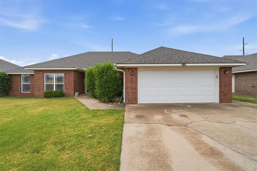 Front exterior — 1804 Cougar Circle, Altus, OK 73521