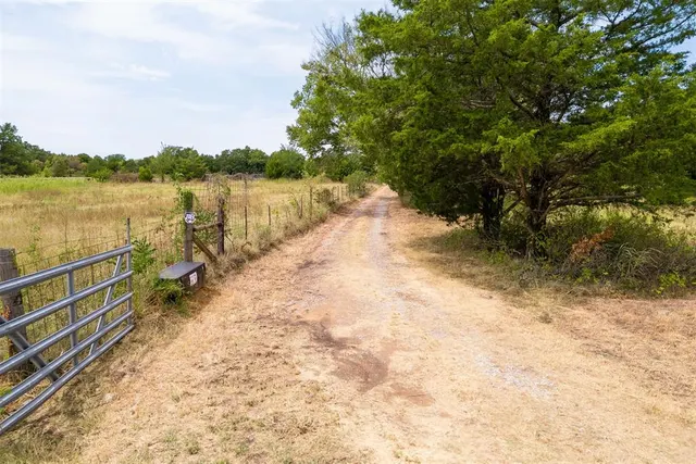 Photo 2 — 118 N Hurst Lane, Tecumseh, OK 74873