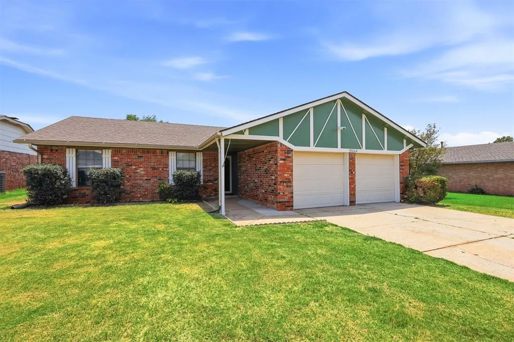 Front exterior — 10444 Fairfax Lane, Yukon, OK 73099