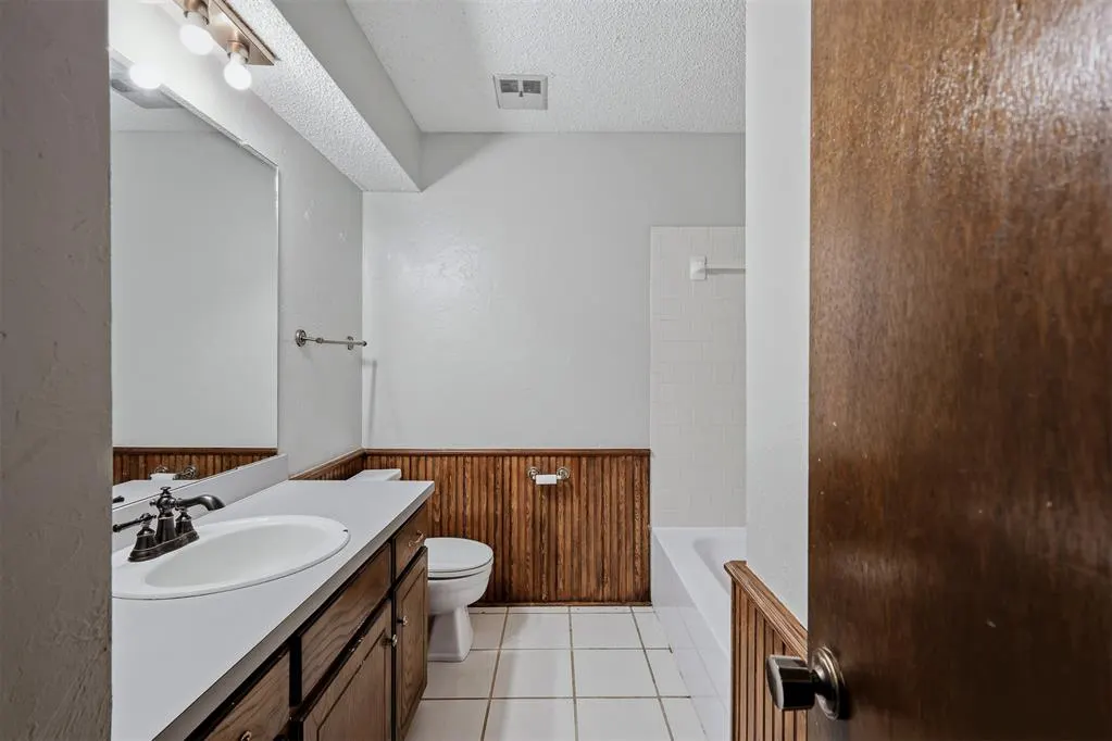 Photo 5 — 10444 Fairfax Lane, Yukon, OK 73099
