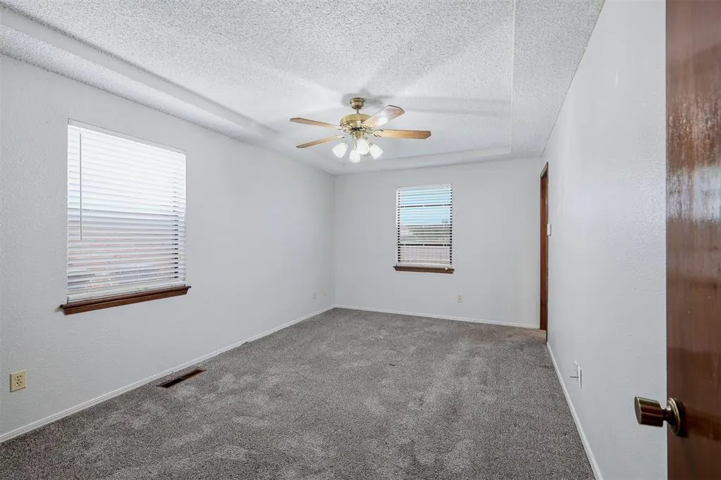 Photo 6 — 10444 Fairfax Lane, Yukon, OK 73099
