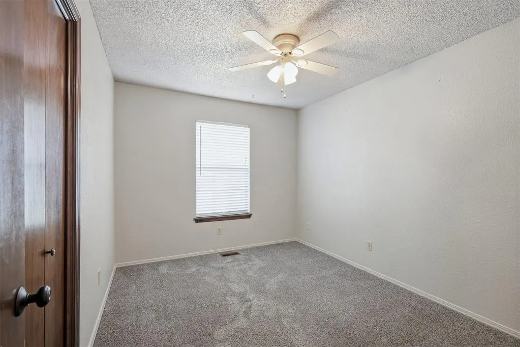 Photo 10 — 10444 Fairfax Lane, Yukon, OK 73099