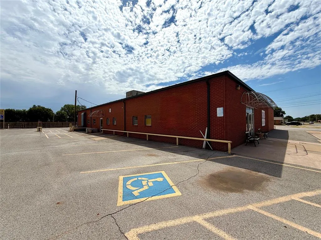 Photo 2 — 301 S 2nd Street, Chickasha, OK 73018