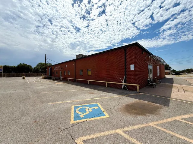 Photo 2 — 301 S 2nd Street, Chickasha, OK 73018