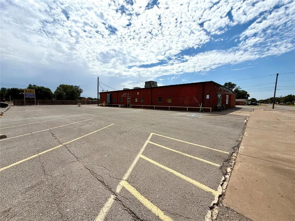 Photo 4 — 301 S 2nd Street, Chickasha, OK 73018