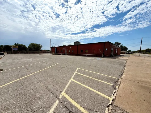 Photo 4 — 301 S 2nd Street, Chickasha, OK 73018