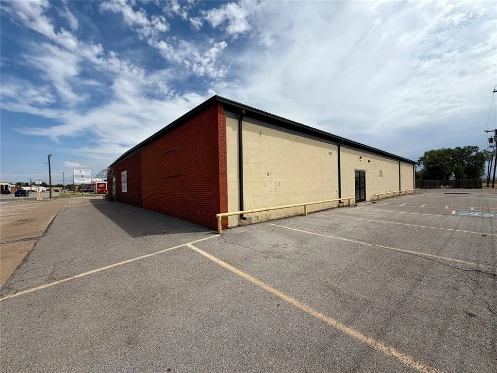Photo 5 — 301 S 2nd Street, Chickasha, OK 73018