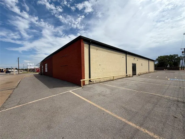 Photo 5 — 301 S 2nd Street, Chickasha, OK 73018