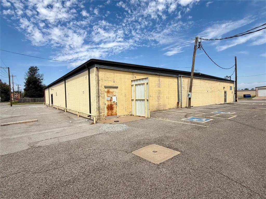 Photo 8 — 301 S 2nd Street, Chickasha, OK 73018