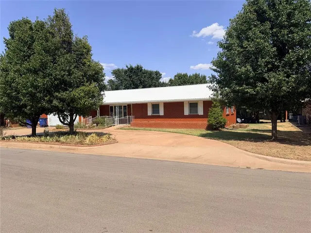 Photo 2 — 406 N Armor Avenue, Canton, OK 73724