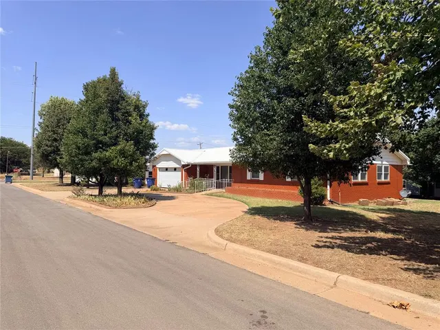 Photo 3 — 406 N Armor Avenue, Canton, OK 73724