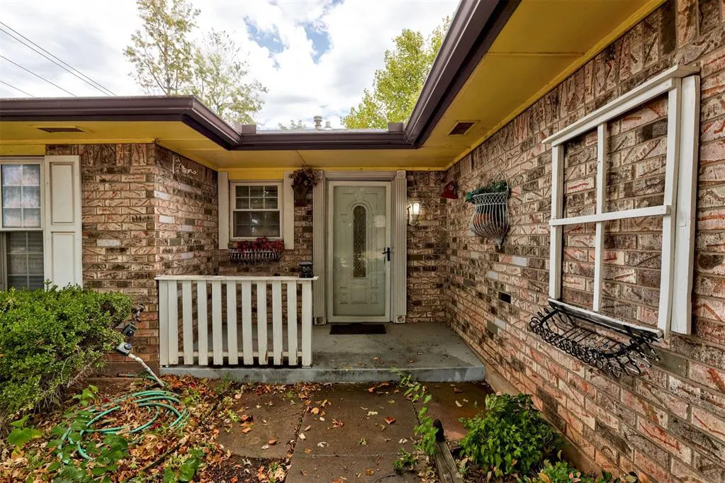 Front exterior — 819 Hawthorne Place, Edmond, OK 73003