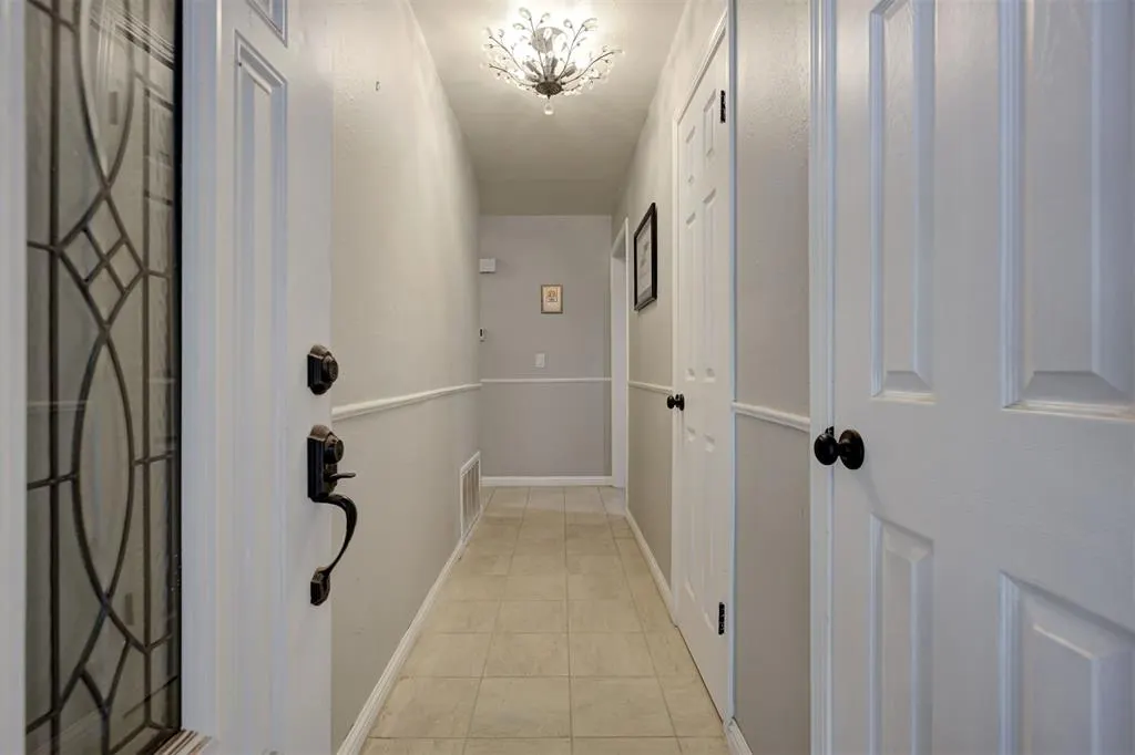 Photo 2 — 819 Hawthorne Place, Edmond, OK 73003