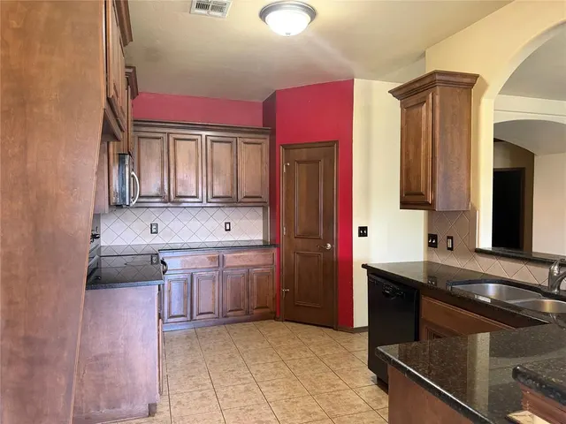 Photo 7 — 9008 NW 81st Street, Yukon, OK 73099
