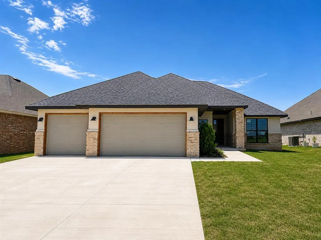 Front exterior — 5009 Vine Cliff Road, Mustang, OK 73064