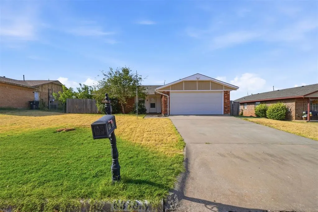 Photo 2 — 6310 SW Park Place, Lawton, OK 73505