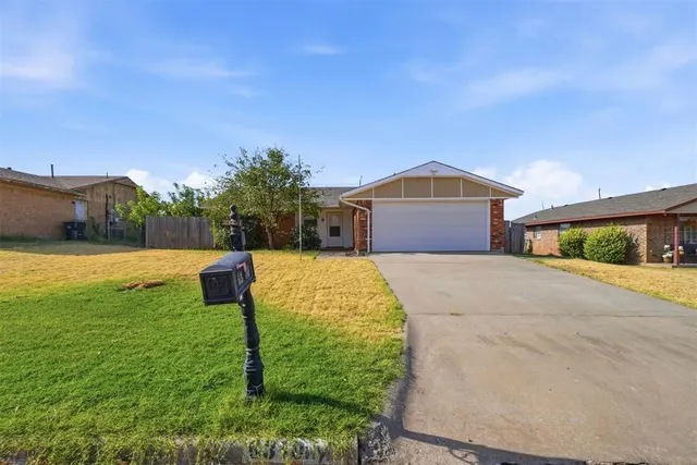 Photo 2 — 6310 SW Park Place, Lawton, OK 73505