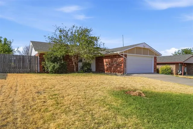Photo 3 — 6310 SW Park Place, Lawton, OK 73505