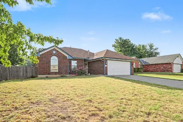Photo 2 — 1808 Butterfield Trail, Choctaw, OK 73020