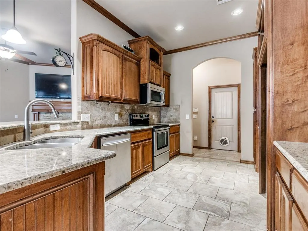 Photo 12 — 641 SW 28th Street, Moore, OK 73160